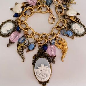 NEW! 💞🩵💞Vintage-Inspired Pink Blue Cameo Charm Bracelet